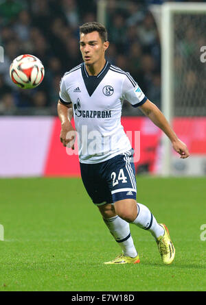 Bremen, Germania. 23 Sett 2014. Schalke's Kaan Ayhan in azione durante la Bundesliga soccer match tra Werder Brema e FC Schalke 04 a Weserstadium di Brema, Germania, 23 settembre 2014. Credito: dpa picture alliance/Alamy Live News Foto Stock