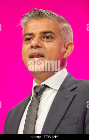 MANCHESTER, REGNO UNITO. 24 Settembre, 2014. Sadiq Khan, Shadow il Segretario di Stato per la giustizia, Shadow Lord Cancelliere, indirizzi auditorium di giorno quattro del partito laburista la Conferenza Annuale che avrà luogo a Manchester Central Convention Complex Credit: Russell Hart/Alamy Live News. Foto Stock