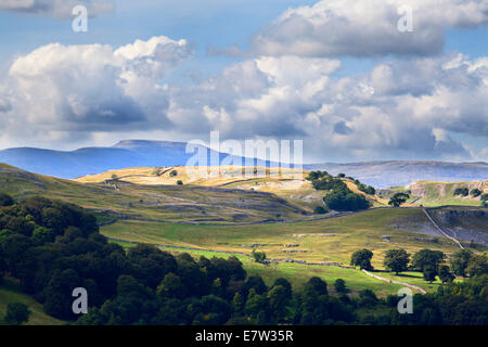 Nuvole raccogliendo oltre Ingleborough da Ribblesdale vicino a Settle Yorkshire Dales Inghilterra Foto Stock