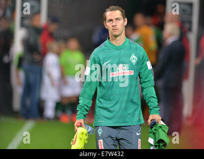 Bremen, Germania. 23 Sett 2014. Werder Brema Obrianiak Ludovic passeggiate al banco prima della Bundesliga soccer match tra Werder Brema e FC Schalke 04 a Bremen, Germania, 23 settembre 2014. Credito: dpa picture alliance/Alamy Live News Foto Stock