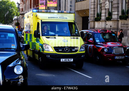 Londra, Regno Unito. 24Sep, 2014. I Taxi causare un blocco stradale in piazza del Parlamento e Whitehall all'aria le loro rimostranze contro TFL , un'ambulanza riesce comunque ad ottenere attraverso il blocco stradale Credito: Rachel Megawhat/Alamy Live News Foto Stock