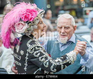 Londra, Regno Unito. 24 Settembre, 2014. Una regina di perla conduce l'ultimo Spitalfields tè danzante di 2014 - con musica dal nuovo Covent Garden Dance Orchestra. Spitalfields Market, London, Regno Unito 24 Sett 2014. Credito: Guy Bell/Alamy Live News Foto Stock