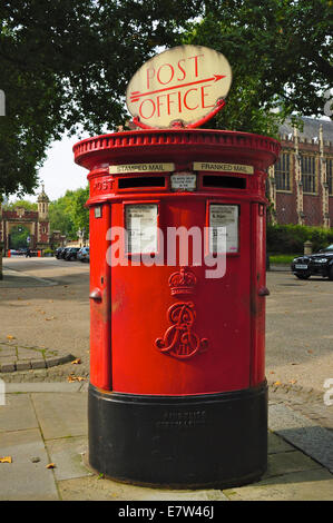 Un rosso British pilastro box con due aperture, una per stampigliato, uno per affrancati, mail, Londra, Inghilterra. Dal regno di Edoardo V11 Foto Stock