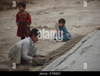 A Kabul, Afghanistan. 24Sep, 2014. I bambini a lavorare in una fabbrica di mattoni a Kabul, in Afghanistan il 7 settembre 24, 2014. Il lavoro minorile è rimasta dilagante in forno di mattoni industria del paese. Credito: Ahmad Massoud/Xinhua/Alamy Live News Foto Stock
