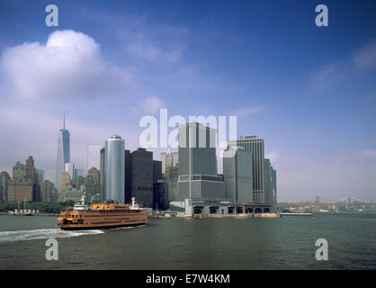 La Staten Island Ferry sull'East River. Mostra la batteria Maritime Building, terminale per TH Foto Stock