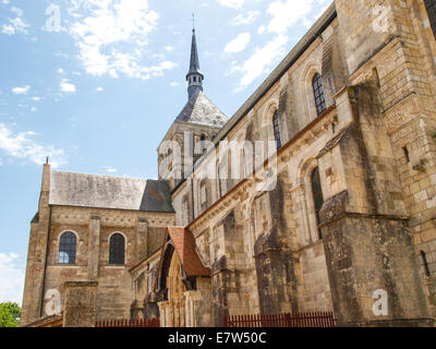 Saint-Benoît-sur-Loire, Francia - 7 Giugno 2014: Abbaye de Saint-Benoît. Vista del Abbey+ da diverse angolazioni. Foto Stock