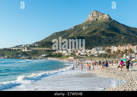 La gente sulla spiaggia di Camps Bay, testa di leone in background, Cape Town, Sud Africa Foto Stock