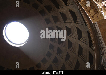 Pantheon di Agrippa. Eretta dall'imperatore Marco Agrippa e ricostruito da Adriano nel 126 d.c. Dome. Interno. Dettaglio. Roma. L'Italia. Foto Stock