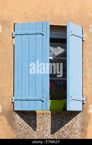 La facciata della casa con persiane blu in Francia. Colpo verticale Foto Stock