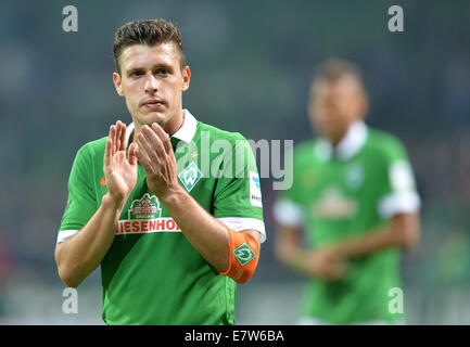 Bremen, Germania. 23 Sett 2014. Werder Brema, Zlatko Junuzovic tubicini le mani dopo la Bundesliga soccer match tra Werder Brema e FC Schalke 04 a Bremen, Germania, 23 settembre 2014. Foto: Carmen Jaspersen/dpa/Alamy Live News Foto Stock