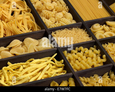 Un sacco di varie tagliatelle in una scatola di legno Foto Stock