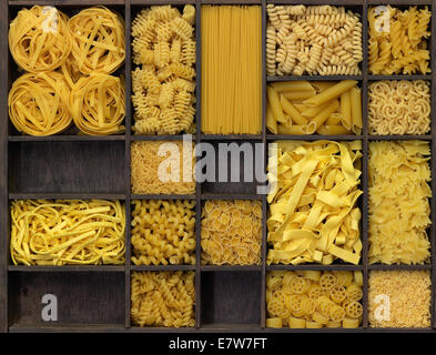 Un sacco di varie tagliatelle in una scatola di legno Foto Stock