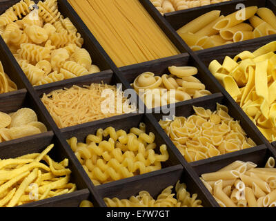 Un sacco di varie tagliatelle in una scatola di legno Foto Stock