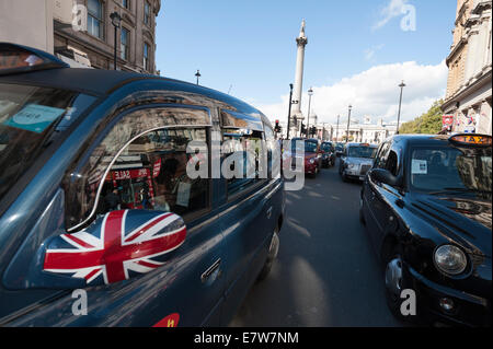 Londra, Regno Unito. 24Sep, 2014. Diverse centinaia di Black Cabs intasare Whitehall come essi lo stadio a 'go slow' protesta. La demo è organizzata dalla London Taxi Associazione Del Driver (LTDA), che sono infelice con TFL, che accusano di "inefficienze e incompetenza'. Credito: Lee Thomas/Alamy Live News Foto Stock