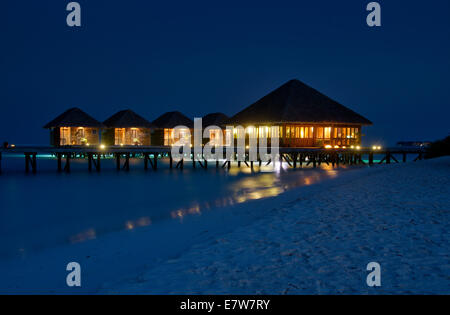 Vista notturna a Maldive ville sull'acqua Foto Stock