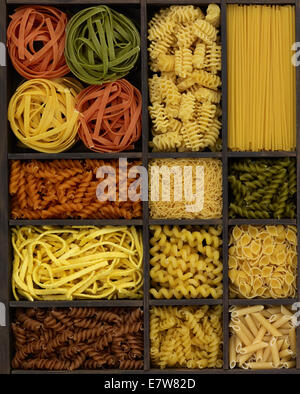 Un sacco di varie tagliatelle in una scatola di legno Foto Stock