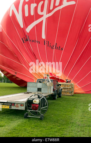 Gonfiare una mongolfiera, Shropshire, Regno Unito Foto Stock