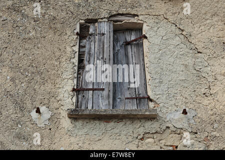 Finestra in una vecchia casa Foto Stock