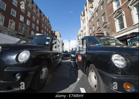 London, Londra, Regno Unito. 24Sep, 2014. Diverse centinaia di Black Cabs intasare Whitehall come tappa di un ''˜go slow' protesta. La demo è organizzata dalla London Taxi Associazione Del Driver (LTDA), che sono infelice con TFL, che accusano di 'inefficienze e incompetenza' © Lee Thomas/ZUMA filo/Alamy Live News Foto Stock