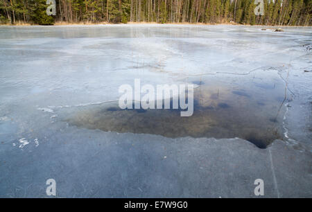 Ghiaccio debole al lago a primavera, Finlandia Foto Stock