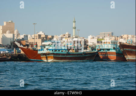 DUBAI, UAE-novembre 18: Nave nel porto detto il 18 novembre 2012 in Dubai, EAU. Il più antico porto commerciale di Dubai Foto Stock