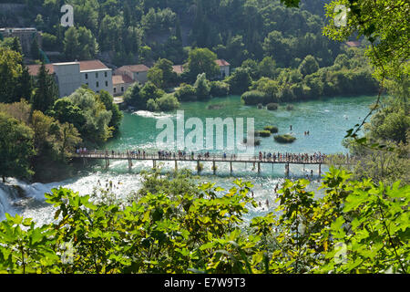 Ponte pedonale accanto a cascata, Parco Nazionale di Krka, Dalmazia, Croazia Foto Stock