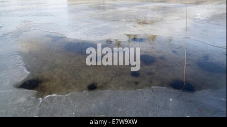 Ghiaccio debole del lago a Spring, Finlandia Foto Stock