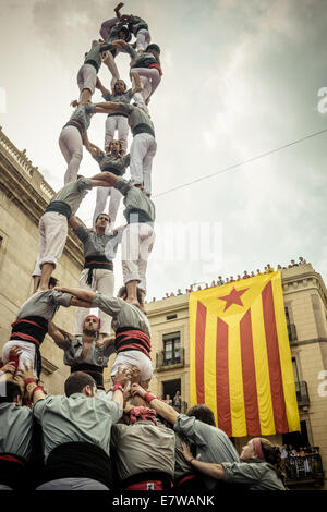 Barcellona, Spagna. 24Sep, 2014. Gli alpinisti, noto anche come Castellers, costruire una torre umana durante il festival della città "La Merce 2014' di fronte al municipio. Credito: Matthias Oesterle/ZUMA filo/ZUMAPRESS.com/Alamy Live News Foto Stock