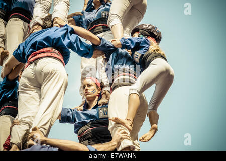 Barcellona, Spagna. 24Sep, 2014. Gli alpinisti, noto anche come Castellers, costruire una torre umana durante il festival della città "La Merce 2014' di fronte al municipio. Credito: Matthias Oesterle/ZUMA filo/ZUMAPRESS.com/Alamy Live News Foto Stock