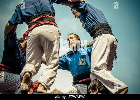 Barcellona, Spagna. 24Sep, 2014. Gli alpinisti, noto anche come Castellers, celebrare la costruzione di un successo torre umana durante il festival della città "La Merce 2014' di fronte al municipio. Credito: Matthias Oesterle/ZUMA filo/ZUMAPRESS.com/Alamy Live News Foto Stock