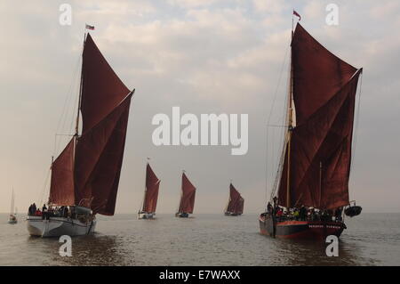 Thames chiatte a vela Promemoria e Repertor competere nel Colne Barge marzo off Brightlingsea Foto Stock