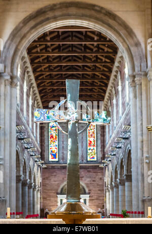 Celtic cross all'interno di St Anne's Cathedral, Cathedral Quarter, Belfast, Irlanda del Nord, Regno Unito Foto Stock