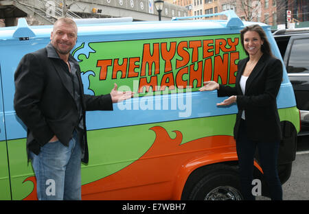 La prima mondiale di "cooby-doo! WrestleMania Mistero" tenutosi a Tribeca Cinema - Arrivi con: Triple H,Stephanie McMahon, Paul Michael Levesque dove: New York New York, Stati Uniti quando: 22 Mar 2014 Foto Stock