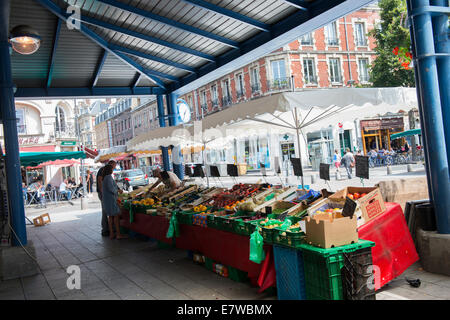 Frutta e verdura in stallo il mercato a Rouen, Francia Europa Foto Stock