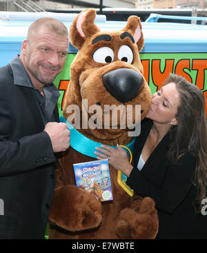 La prima mondiale di "cooby-doo! WrestleMania Mistero" tenutosi a Tribeca Cinema - Arrivi con: Triple H,Scooby Doo,Stephanie McMahon, Paul Michael Levesque dove: New York New York, Stati Uniti quando: 22 Mar 2014 Foto Stock