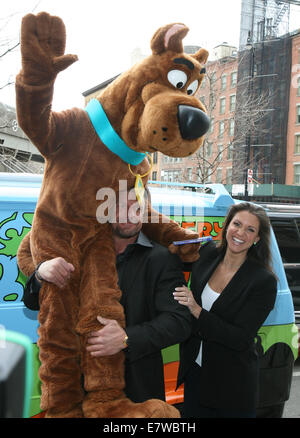 La prima mondiale di "cooby-doo! WrestleMania Mistero" tenutosi a Tribeca Cinema - Arrivi con: Scooby Doo,Triple H,Stephanie McMahon, Paul Michael Levesque dove: New York New York, Stati Uniti quando: 22 Mar 2014 Foto Stock