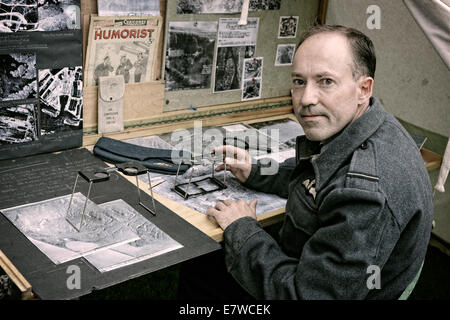 Mark Taylor di 'Timetrippers' dimostra alcuni dei lavori dell'interpretazione fotografica unità (UIP) Foto Stock