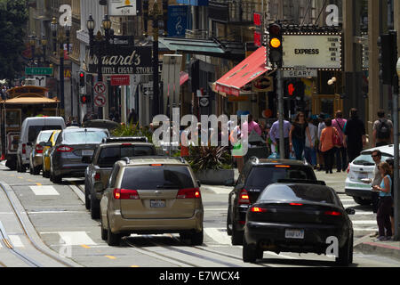 Il traffico e la funivia su Powell Street, da Union Square di San Francisco, California, Stati Uniti d'America Foto Stock