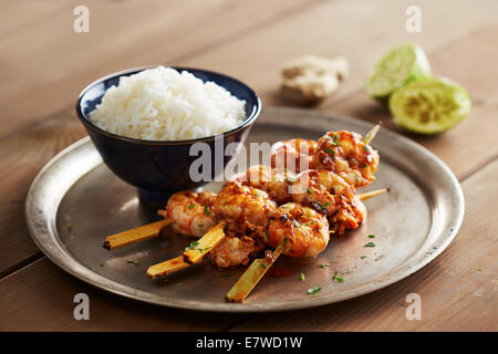 Sri Racha beffa marinato spiedini con riso Foto Stock