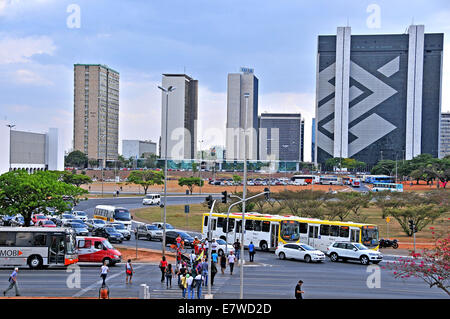 Scena di strada Eixo Monumental Brasile Brasilia Foto Stock