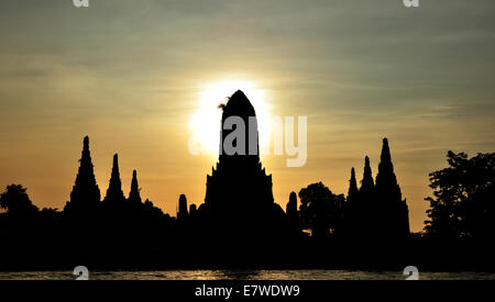 Wat Chai Wattanaram durante il tramonto, nell antica capitale Ayutthaya, Thailandia. Foto Stock