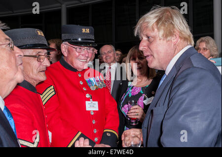 Londra, UK, 24 settembre 2014. Per contrassegnare la Prima Guerra Mondiale centenario e il settantacinquesimo anniversario dell inizio della seconda guerra mondiale, il sindaco di Londra Boris Johnson, commemora il contributo di Londra-basato veterani militari e le associazioni di beneficenza a una speciale accoglienza comunitaria presso il Municipio. Nella foto : Boris Johnson incontra il Chelsea pensionati. Credito: Stephen Chung/Alamy Live News Foto Stock