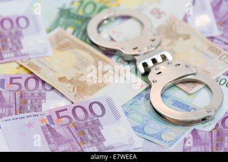 La polizia le manette e EUR denaro Foto Stock