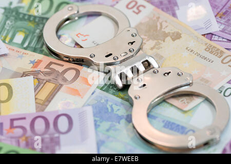 La polizia le manette e EUR denaro Foto Stock