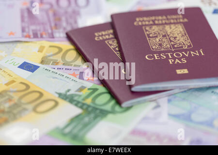 Passaporti ceca e EUR denaro Foto Stock