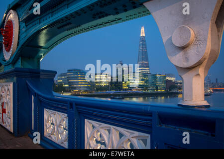 Il fiume Tamigi e il coccio, Municipio prima dell'alba, visto dal Tower Bridge di Londra, Inghilterra Foto Stock