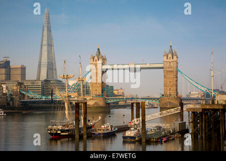 Sunrise lungo il fiume Tamigi con il Tower Bridge e la Shard oltre a Londra, Inghilterra Foto Stock