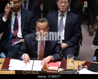 New York, Stati Uniti d'America. 24Sep, 2014. Il ministro degli Affari Esteri cinese Wang Yi assiste il Consiglio di Sicurezza delle Nazioni unite sul Vertice del terrorismo a New York, Sett. 24, 2014. Wang Yi Mercoledì ha invitato la comunità internazionale a venire con 'Un nuovo modo di pensare e nuovi passi' nella sua risposta al terrorismo. Credito: Yin Bogu/Xinhua/Alamy Live News Foto Stock