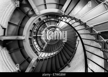 Scala all'interno di Ponce de Leon Lighthouse.Situato in Ponce Inlet vicino a Daytona Beach in Florida. Convertito in bianco e nero. Foto Stock