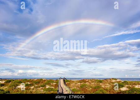 Bellissimo arcobaleno su soleggiati bellissime dune di sabbia in spiaggia, Amelia Island, Florida. Foto Stock